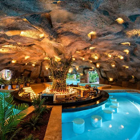 Regnum The Crown Hotel 5*