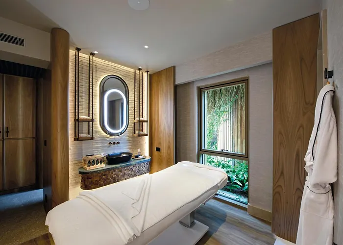 Regnum The Crown 호텔