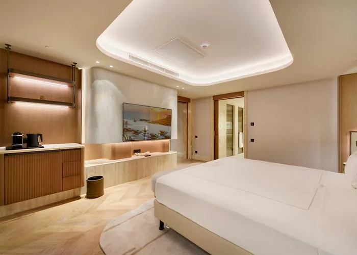 Regnum The Crown 호텔