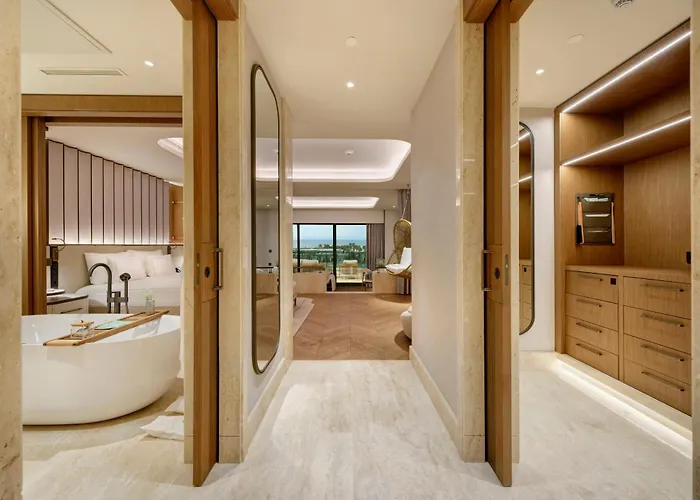 Regnum The Crown 호텔