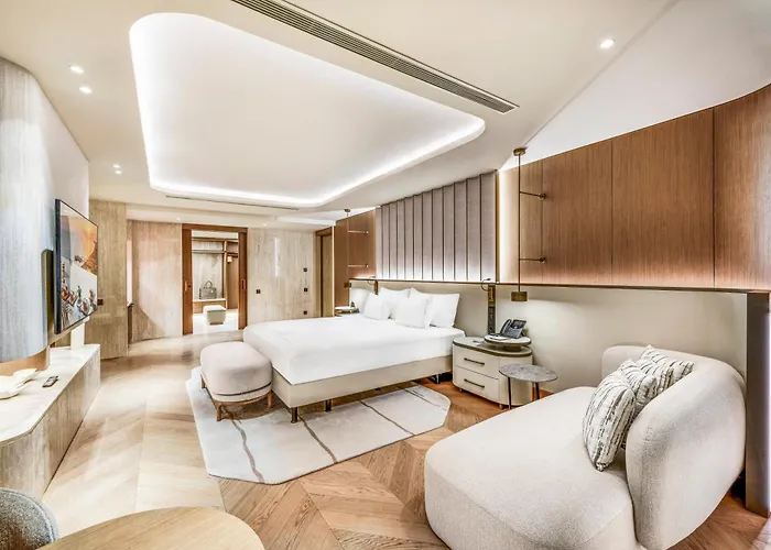 Regnum The Crown 호텔