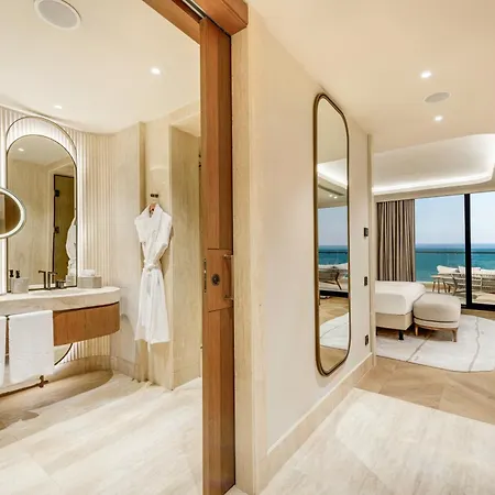 Regnum The Crown Hotel